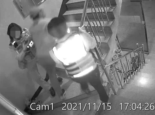 경찰관 밀치고 올라가는 흉기난동 피해자 40대 여성의 남편. 사진=연합뉴스